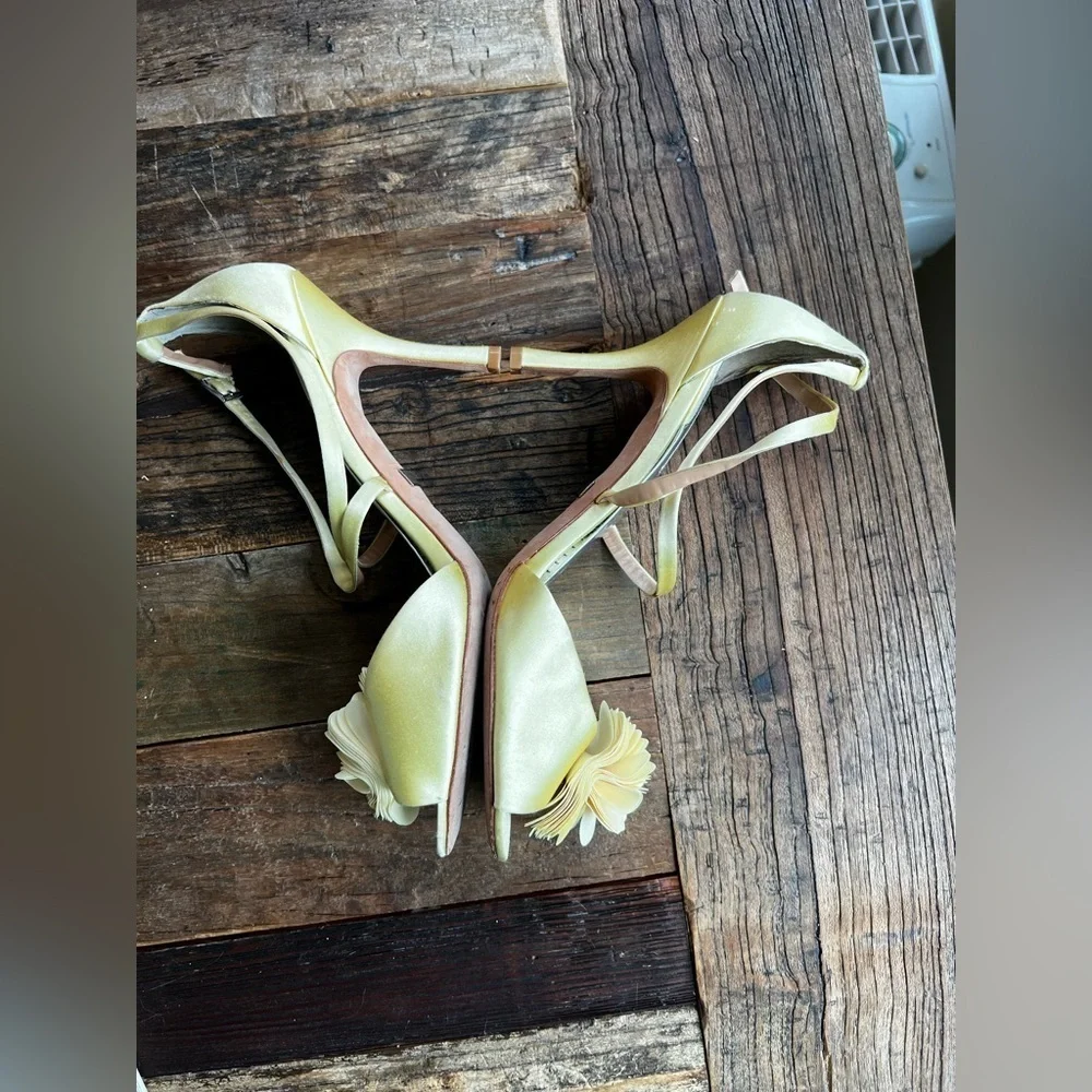BADGLEY MISCHKA Yellow Satin Flower Strappy Ankle Strap Sandals Heels Si…